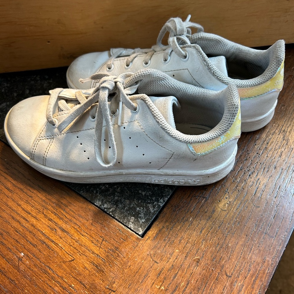 Girl’s size 1 Stan Smith white Adidas with iridescent back - Picture 6 of 14
